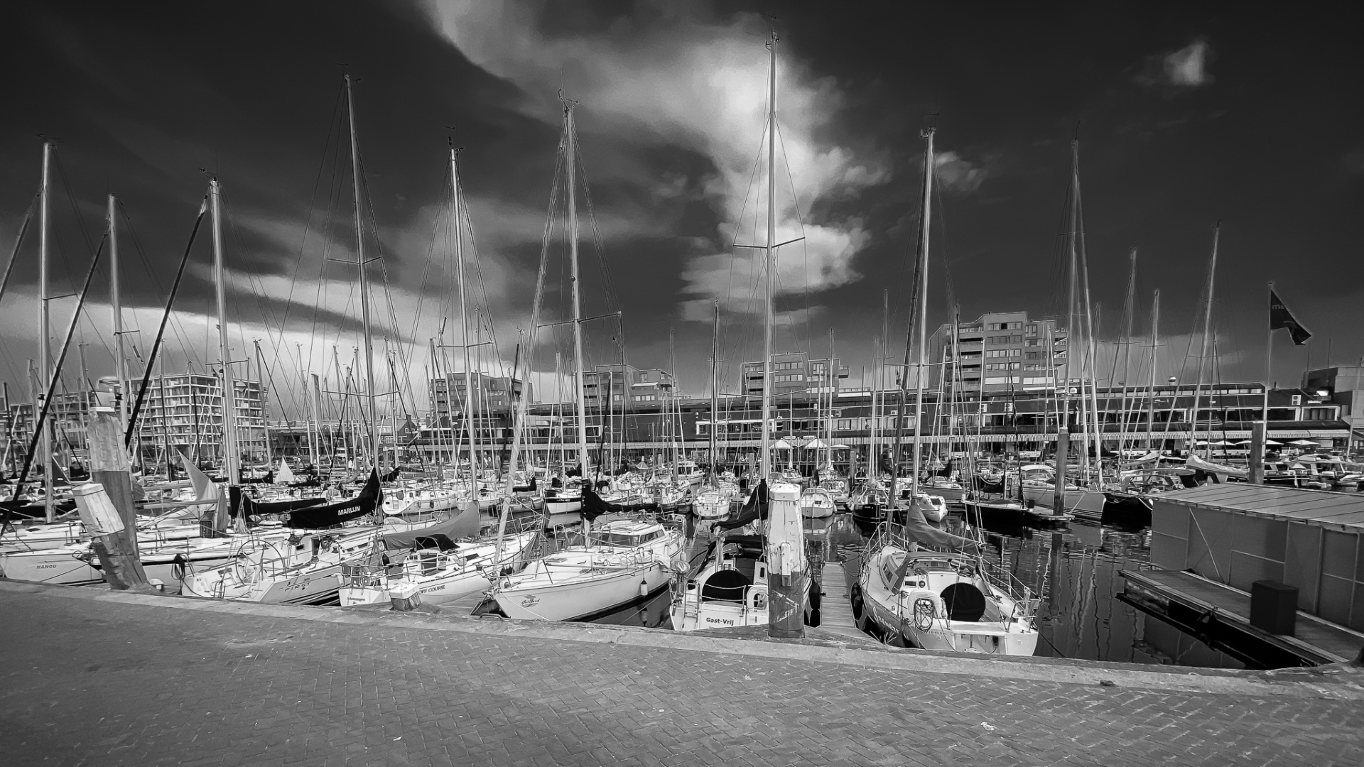 Jachthaven van Scheveningen bij blauw uur